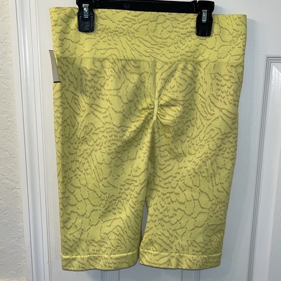✅✅GymShark ADAPT ANIMAL SEAMLESS CYCLING SHORTS Firefly Yellow - Picture 8 of 11
